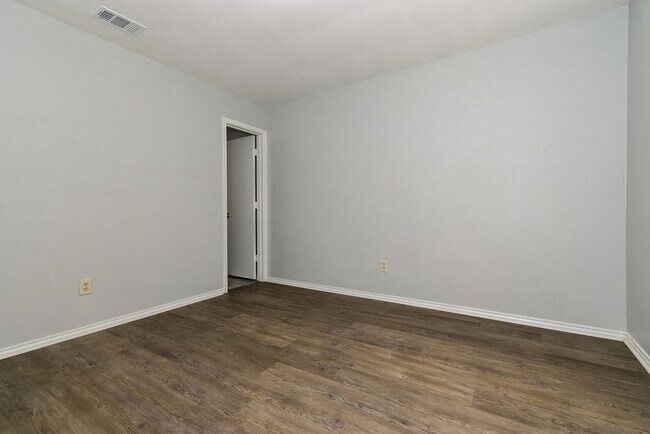 Building Photo - PEPERPORT.3913-3915