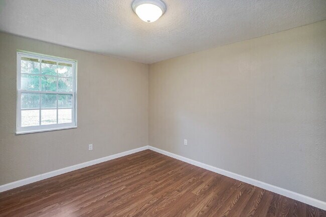 Building Photo - "Charming 3-Bed Sanctuary with Scenic Views in Floral City - 1608 Sq Ft of Comfort!"