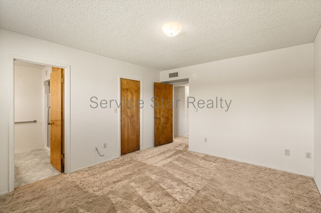 Building Photo - 4938 E Earll Dr