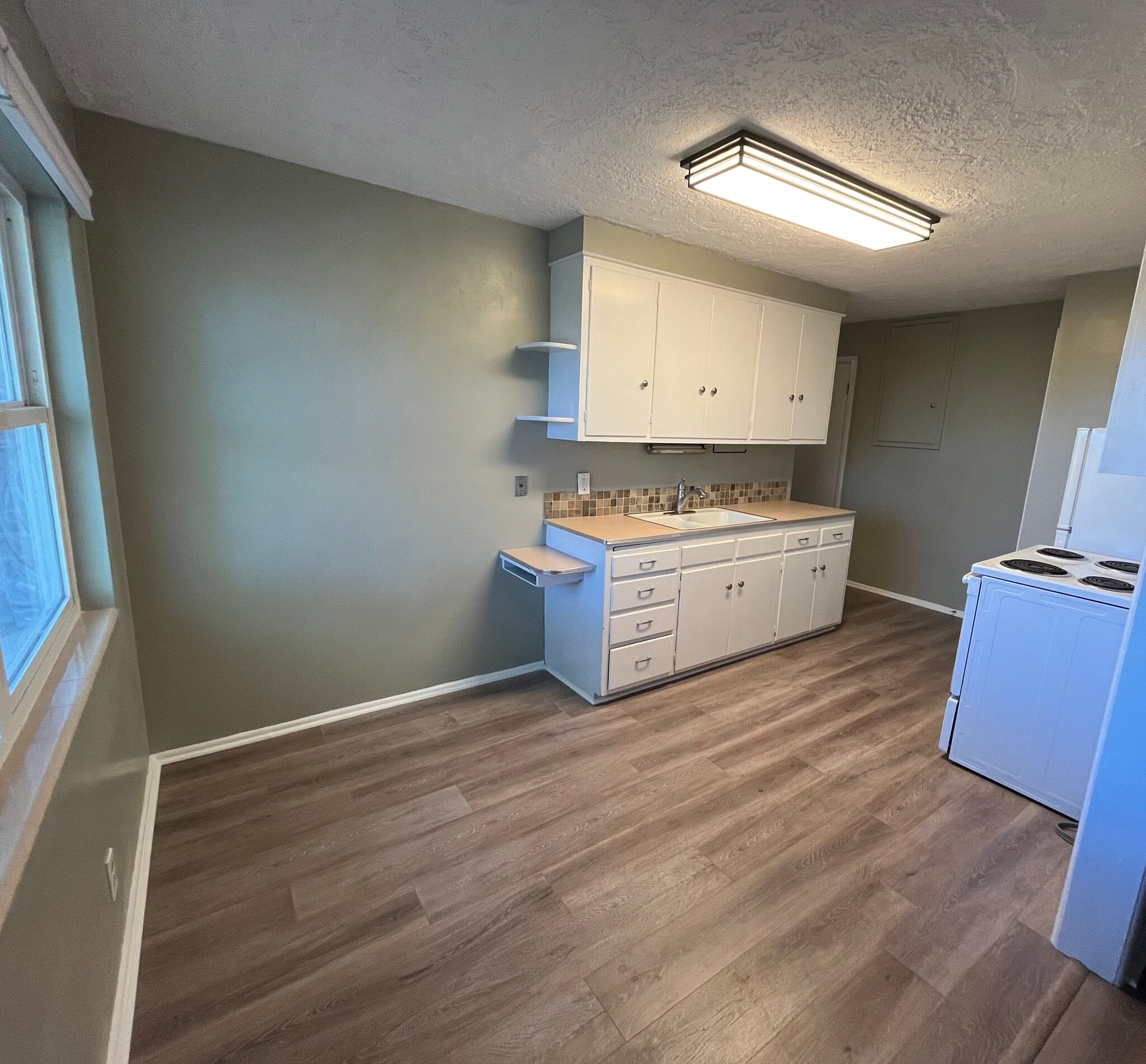 Kitchen with dining area - 80 W Zane Ave