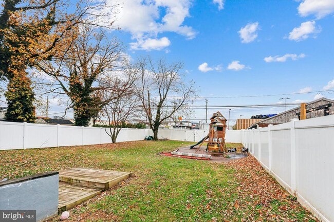 Building Photo - 5706 Johnson St