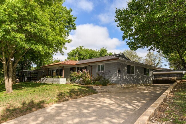 Building Photo - 4406-4410 Granbury TriPlex