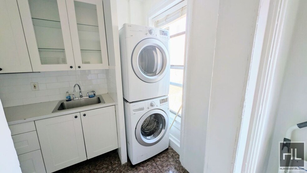 Building Photo - 245 St James Pl