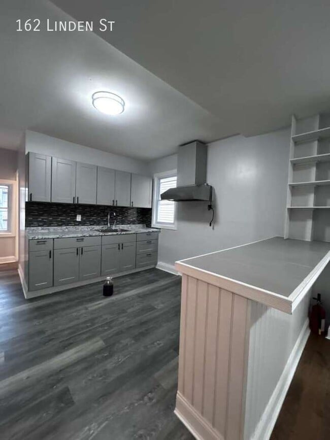 Building Photo - 162 Linden St