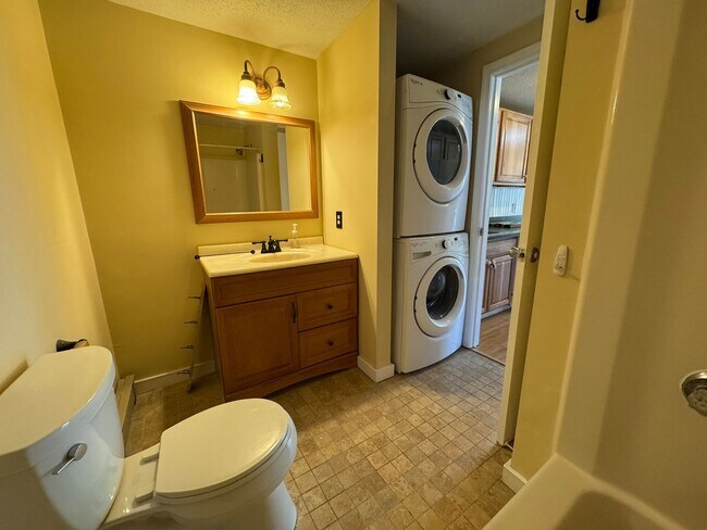 Building Photo - 2 bedroom, 1 bathroom