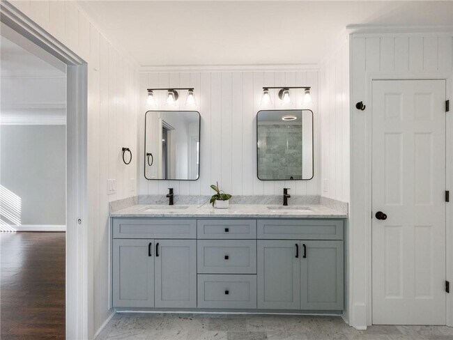 Building Photo - 3965 Hamilton View Way NE