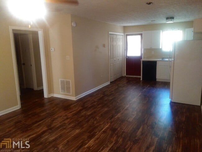 Building Photo - 82 Paris Cir