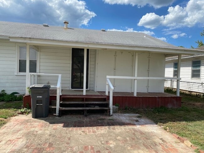 Building Photo - 3 Bed, 2 Bath Corner Lot in Tulsa!