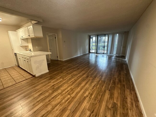 Building Photo - 2 Bed, 2 Bath Condo in Cross Creek Village...