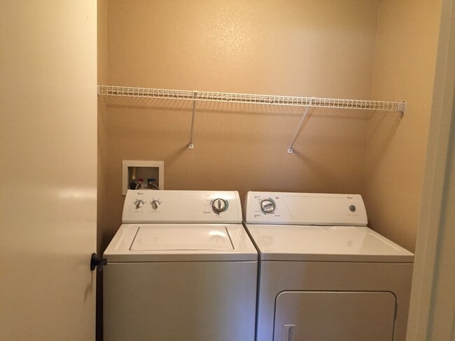 Building Photo - COZY GATED CONDO NEAR THE 95!