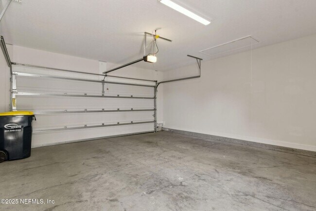 Building Photo - 205 Daydream Ave