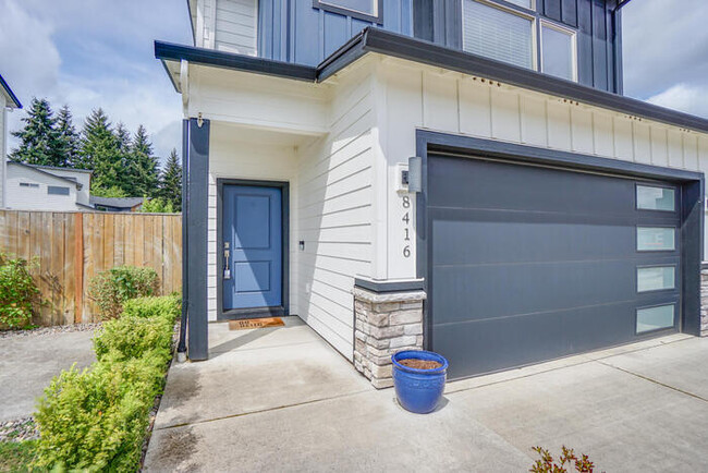Building Photo - NEWER FOUR BEDROOM NEAR HAZEL DELL