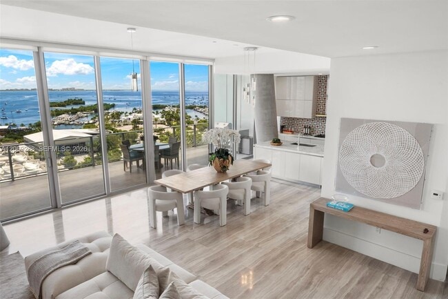 Building Photo - 2675 S Bayshore Dr
