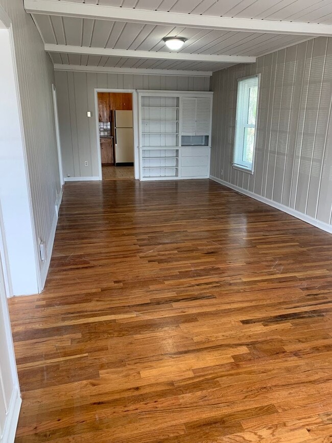 Building Photo - 4 BEDROOM, 1 BATHROOM, SINGLE FAMILY HOME, CONVENIENT DOWNTOWN LOCATION!