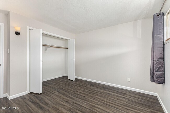 Building Photo - 803 N Park Ave