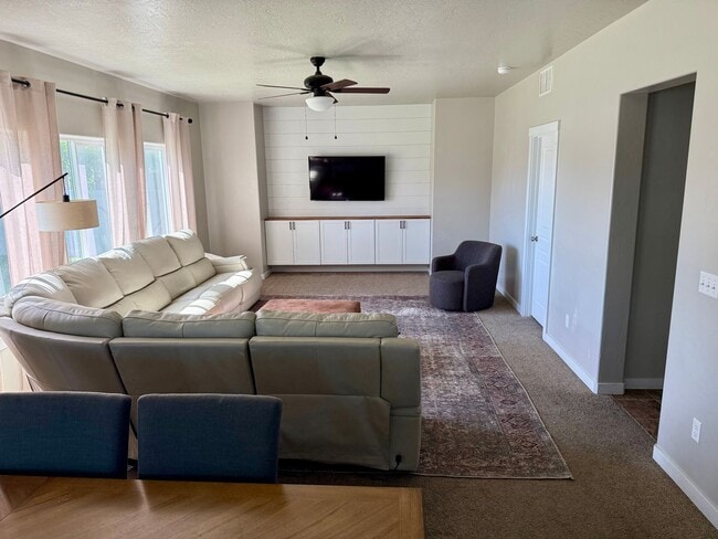 Building Photo - 4 Bedroom with 3 Car Garage in Meridian
