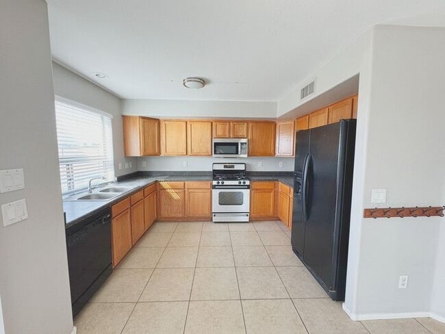 Building Photo - 4BR / 2.5BA Home with Expansive Lot – 2-Car Garage, Community Pools & Golf