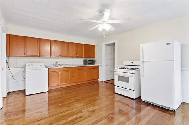 Building Photo - 52 Roslyn St