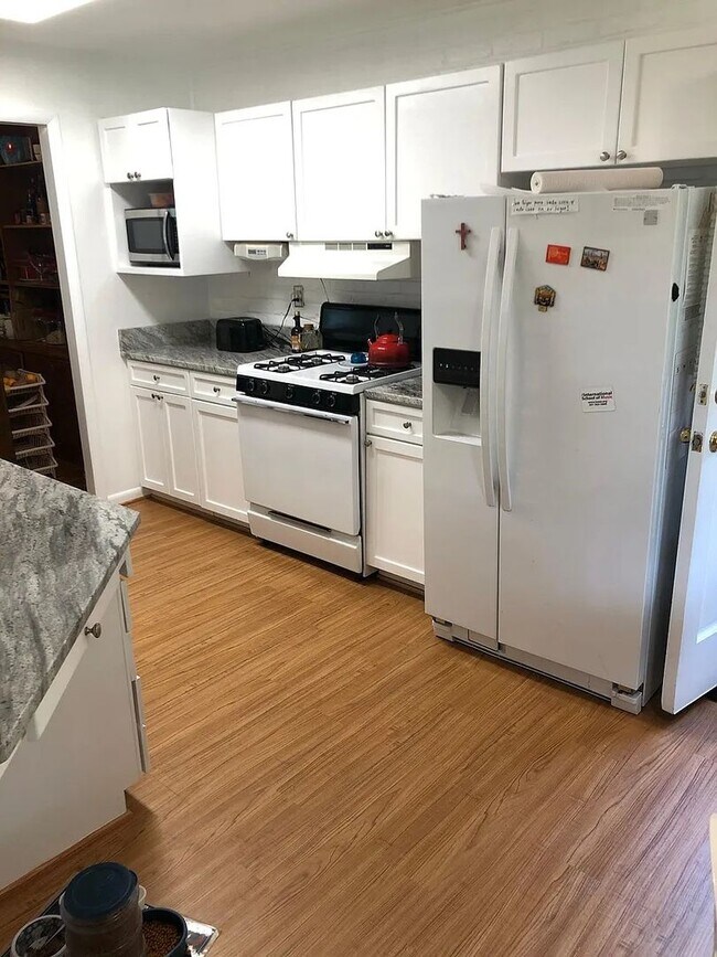 Building Photo - Regency Estates 5 BR 3 BA