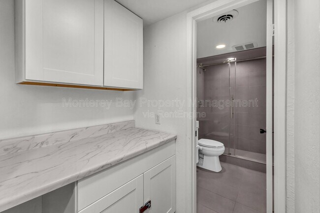 Building Photo - 500 Glenwood Cir