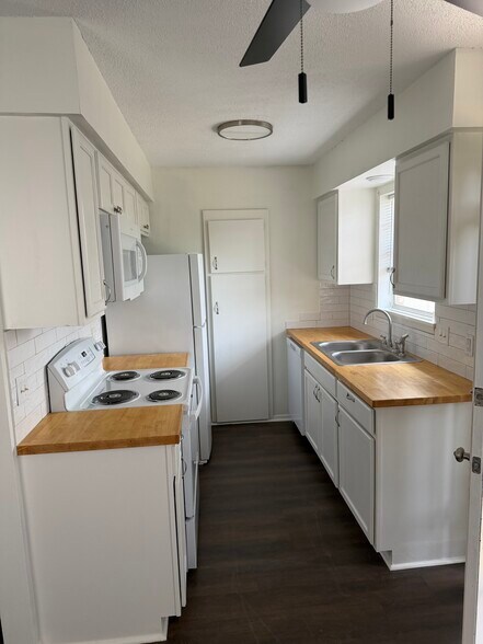 Kitchen - 7121 Richfield Dr