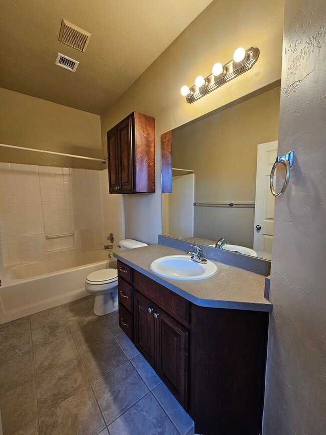 Building Photo - (3) Bed/(2.5) Bath Townhouse in Core Norman! Avail NOW!