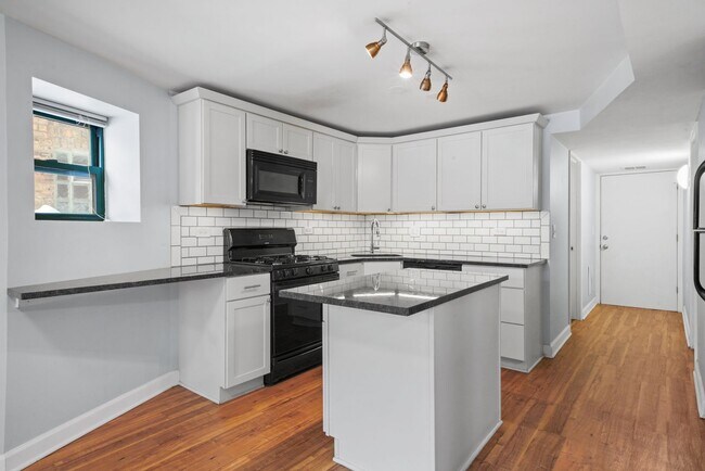 Building Photo - 2642 N Sacramento Ave