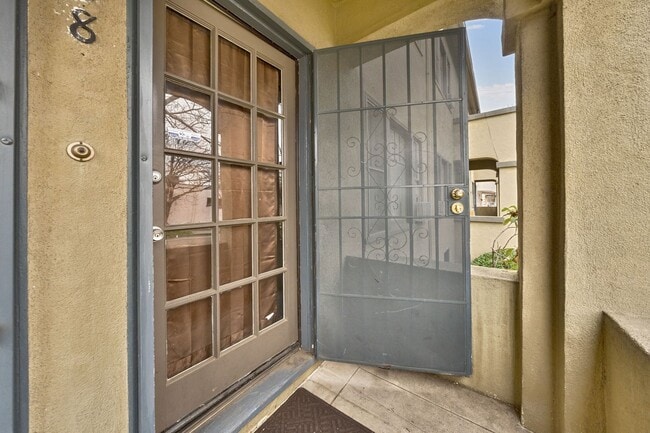 Building Photo - Charming Midtown 1-Bedroom Apartment with Private Balcony and Hardwood Floors!