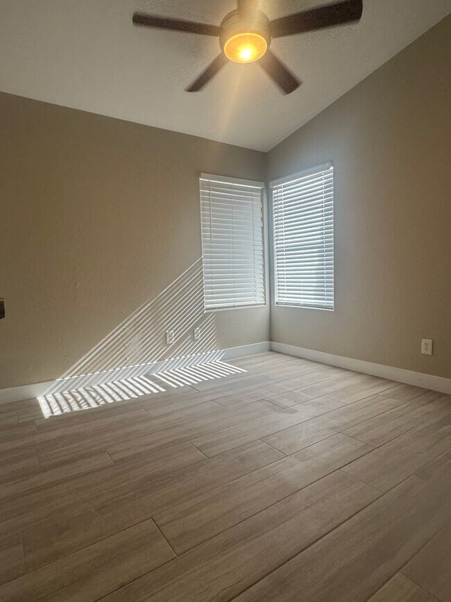 Building Photo - Singel story home, 3br, 2bth, 2cg.
