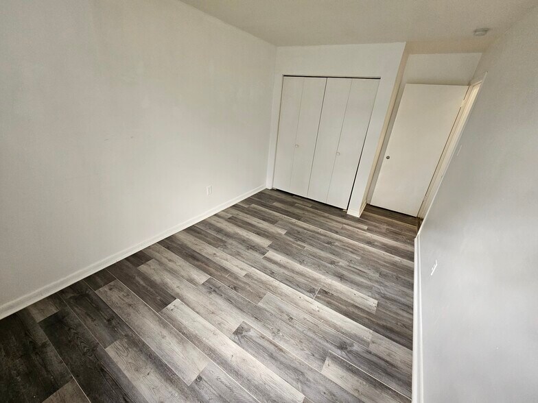 Building Photo - 806 W Oak Ln