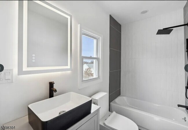 Building Photo - 165 Garden Ave