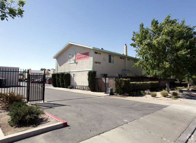 Building Photo - Courtyard Apartments