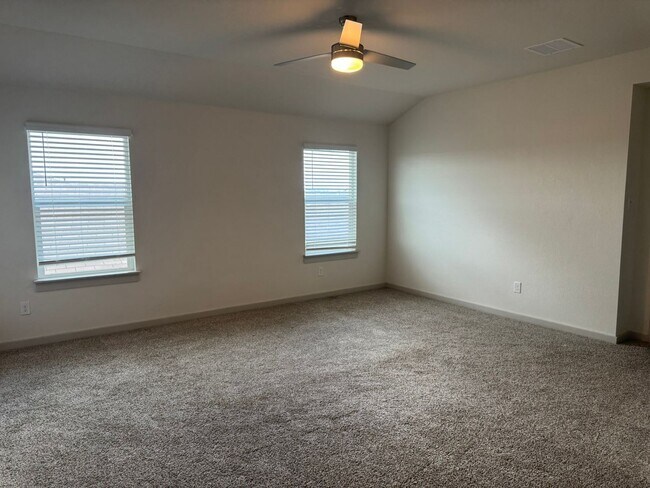Building Photo - Ready for move-in! Spacious 4-bedroom, 3-b...