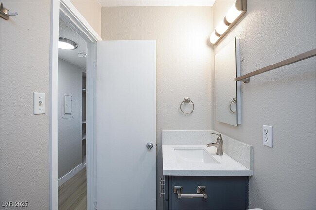 Building Photo - 1300 E Nelson Ave