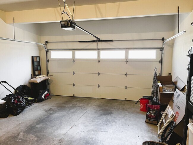 Building Photo - Bright & Spacious 3-Bedroom Home – Ideal for Entertaining & Everyday Comfort