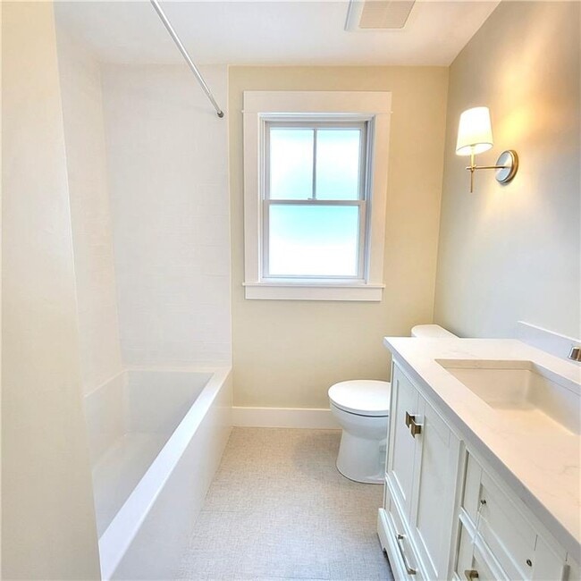 Building Photo - 33 Sakonnet Dr