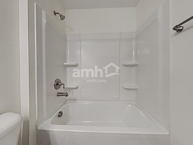 Building Photo - 605 W Lionel Rd