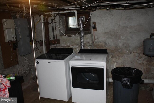 Building Photo - 820 W Bridge St