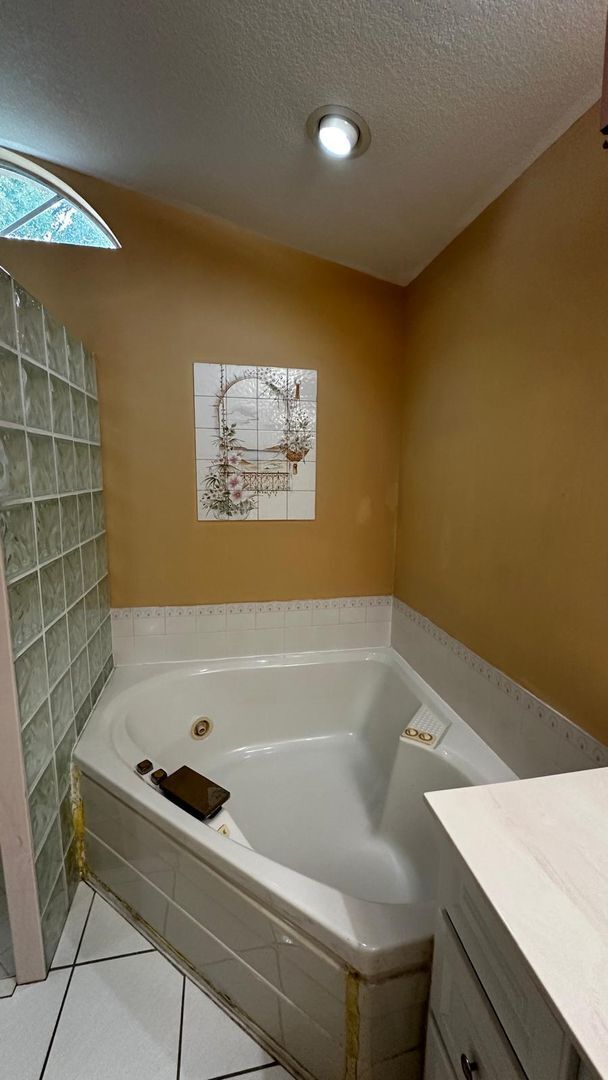 Building Photo - SPACIOUS 4-BEDROOM HOME WITH SCREENED POOL IN SE CAPE CORAL