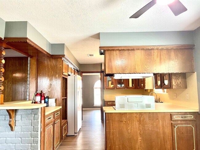 Building Photo - 9626 Hearthwood Dr