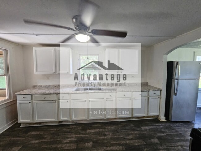 Building Photo - 418 E Brooks Ave