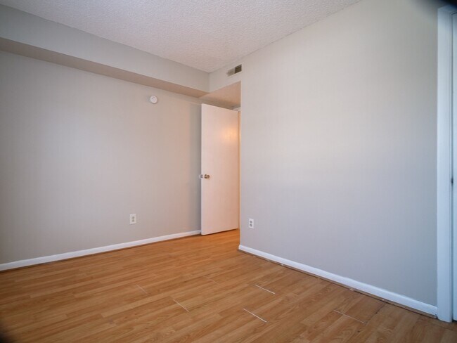 Building Photo - 2609 Eastway Dr