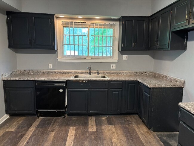 Building Photo - Section 8 & Eden Accepted! Charming spacio...