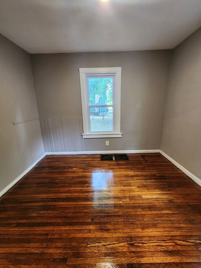 Building Photo - 11 Riverview Pl