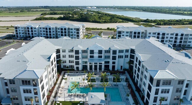 Building Photo - 6850 Foxtail Palm Wy