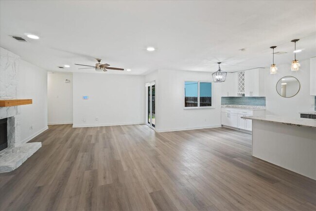 Building Photo - 3803 Alexandria Dr