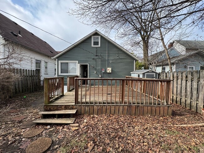 Building Photo - Fountain Square 3 Bed 2 Bath with fenced in backyard