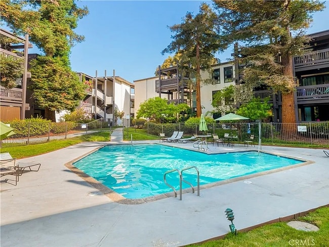 Building Photo - Top Floor 2bd/2ba Condo in the Heart of Playa Del Rey!