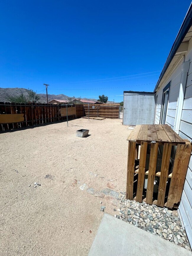 Building Photo - Newly Renovated 2 Bedroom 1 Bathroom Home