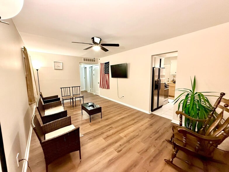 Living - 32360 Carlisle Pky